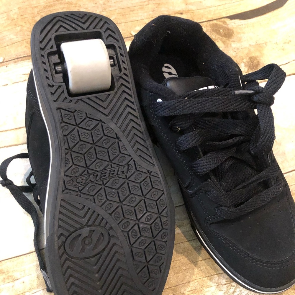 Kids Heelys. Size 2. EXCELLENT. like new.